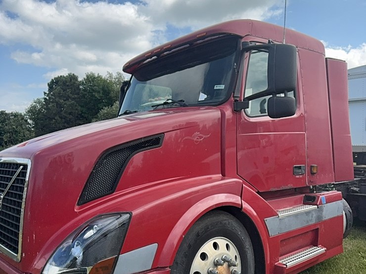 2004-volvo-day-cab-semi,-isx450-hpgm-volvo,-13-speed-manual,-22.5-tires-image-1