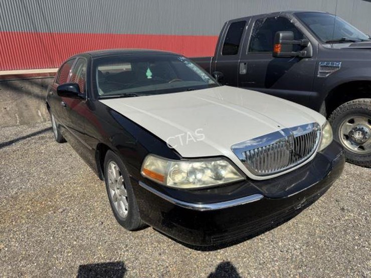 #208-•-2009-lincoln-town-car-signature-limited-image-3