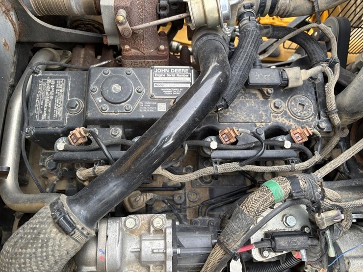 2019-deere-210l-image-43