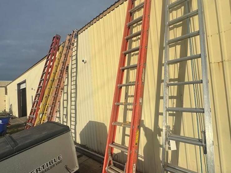 fiberglass-32'-extension-ladder-image-1