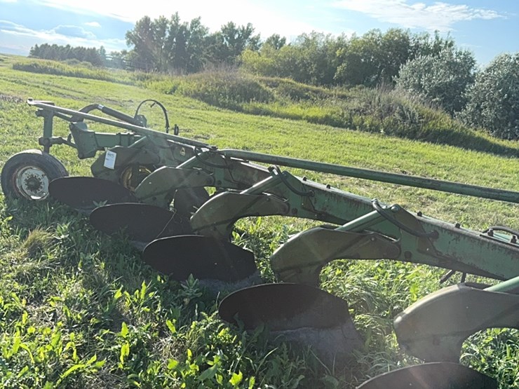 8-bottom-jd-plow,-hydraulic-shares-image-11