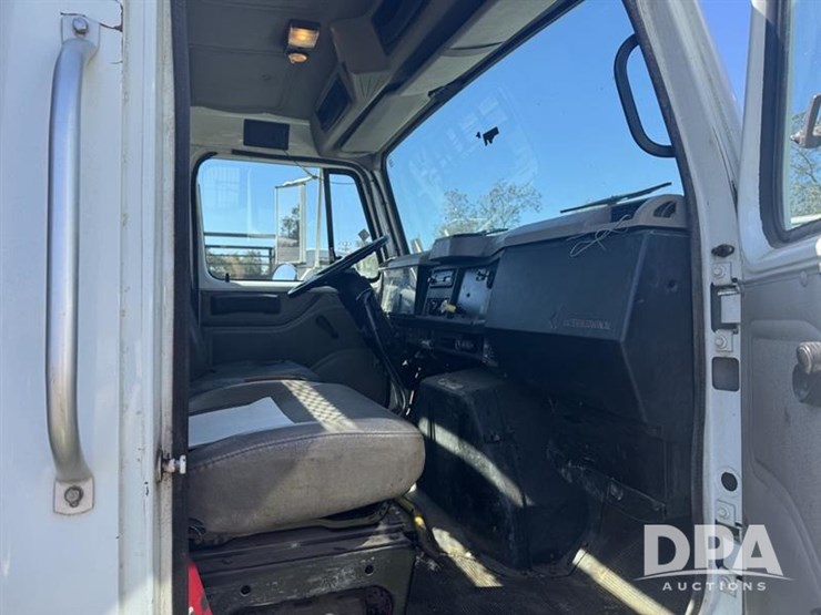 2001-ihc-4900-flatbed-truck-(pz13941,-unit-75804)-image-5