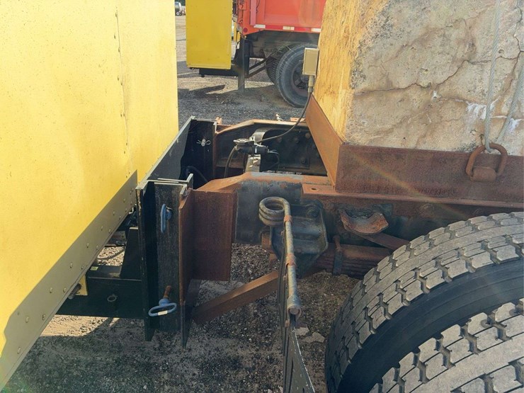 1997-ford-n-series-truck-with-truck-mounted-attenuator-(tma)-with-lindsay-barrier-systems-inc.-u-mad-cartridge-(crash-cushion)-image-14