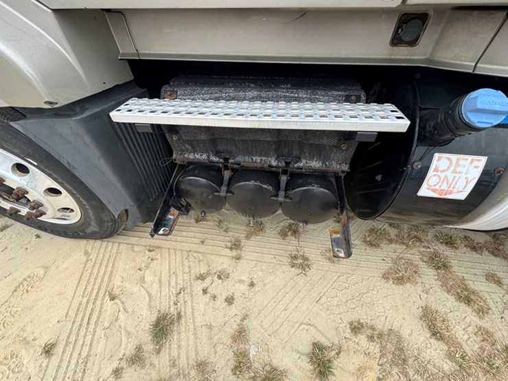 2015-volvo-vnl-sleeper---d13-diesel,-10-speed-manual-trans-995,988-miles-showing---4v4nc9eh1fn91707-image-7