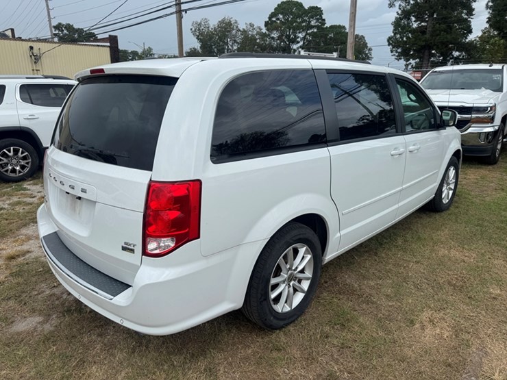 2016-dodge-grand-caravan-sxt-image-3
