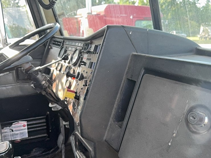 1988-peterbuilt-day-cab-semi,-300-hp-cat,-9-speed,-showing-650,544-image-12