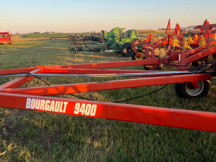 54’-bourgault-chisel,-12”-space,-heavy-harrows,-note:-hitch-slightly-bent-in-one-spot,-doesn’t-affect-performance-of-machine-as-hitch-is-floating.-image-48