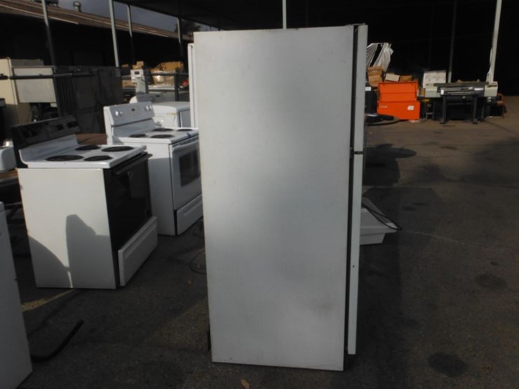 lot#-602-general-electric-refrigerator-image-3