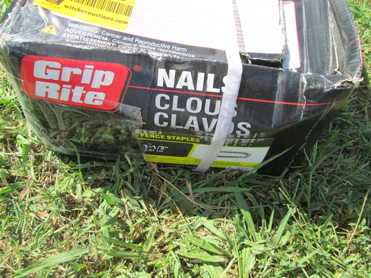 #29316-•-1-1/2"-fence-staples-image-2