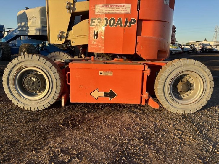2016-jlg-e300ajp-image-18