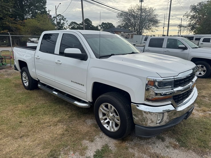 2018-chevrolet-silverado-1500-lt-image-2