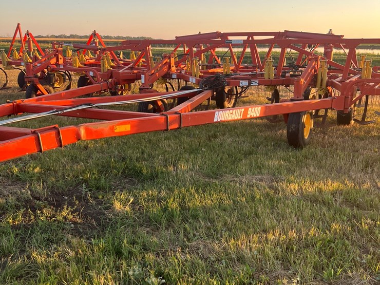 54’-bourgault-chisel,-12”-space,-heavy-harrows,-note:-hitch-slightly-bent-in-one-spot,-doesn’t-affect-performance-of-machine-as-hitch-is-floating.-image-12