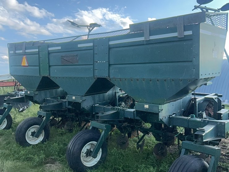 6-row-lockwood-model-603-accumatic-potato-planter-image-2