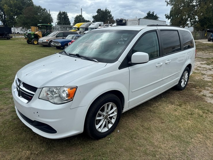 2016-dodge-grand-caravan-sxt-image-1