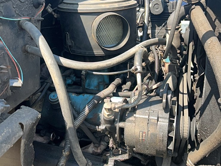 gmc-tandem-twin-screw-grain-truck,-live-bottom-box,-fuel-pincher-detroit-diesel,-tilt-back-hood,-5-speed-with-hi/lo-image-2