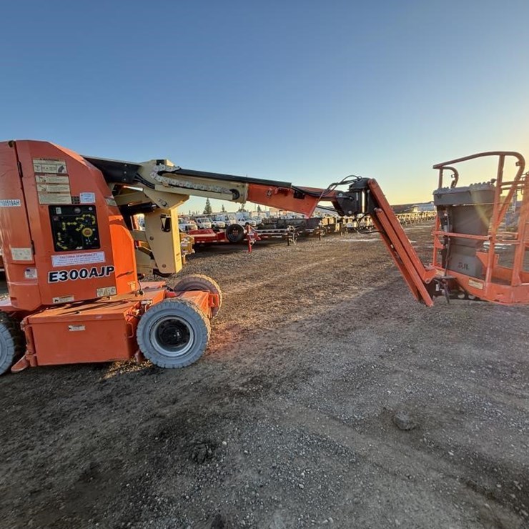 2016 JLG E300AJP