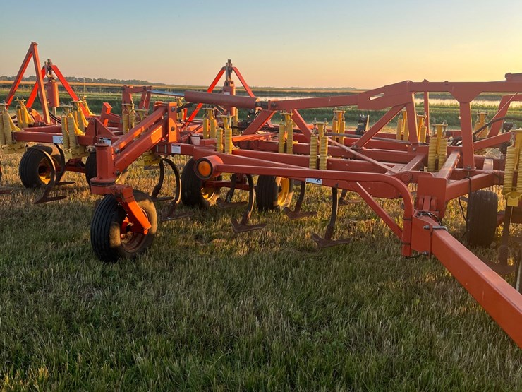 54’-bourgault-chisel,-12”-space,-heavy-harrows,-note:-hitch-slightly-bent-in-one-spot,-doesn’t-affect-performance-of-machine-as-hitch-is-floating.-image-7