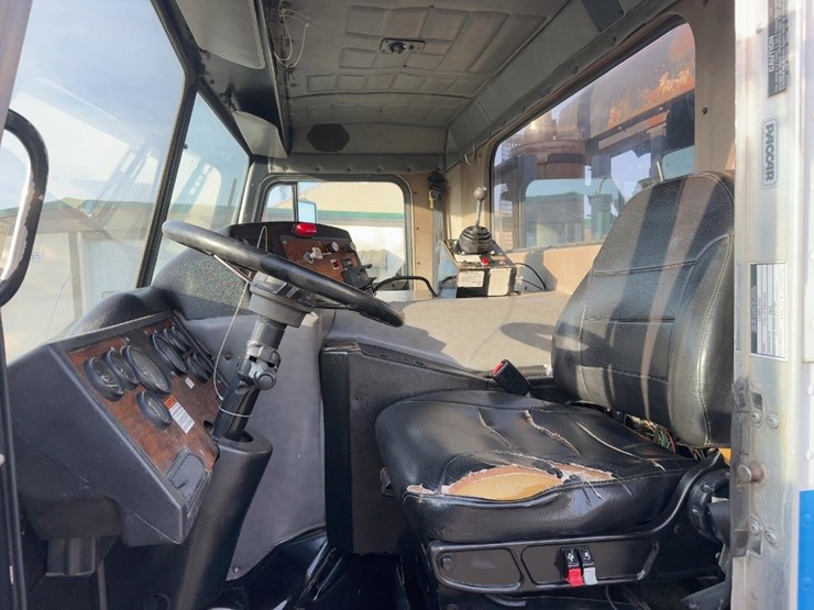 2002-peterbilt-320-image-24