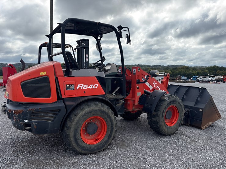 2021-kubota-r640-image-4