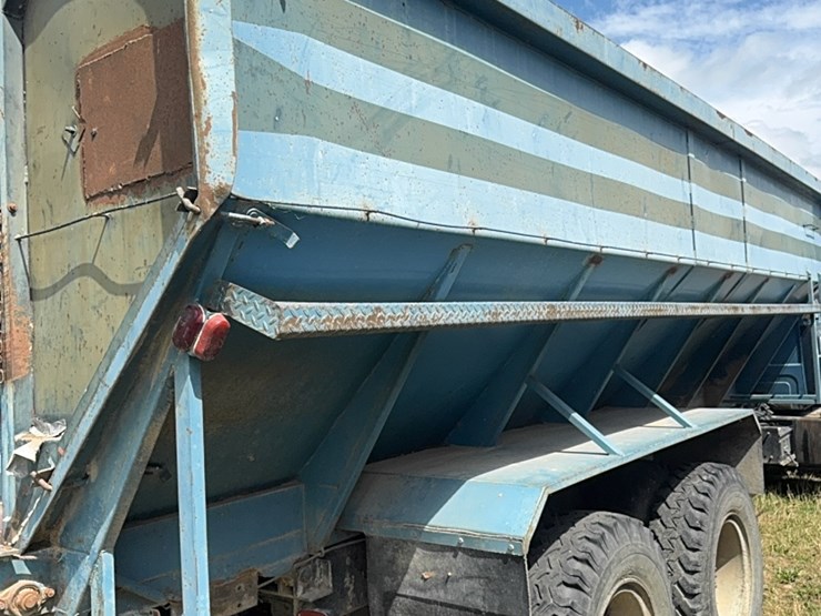 gmc-tandem-twin-screw-grain-truck,-live-bottom-box,-fuel-pincher-detroit-diesel,-tilt-back-hood,-5-speed-with-hi/lo-image-15