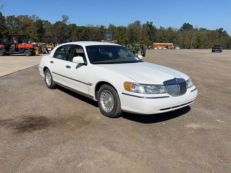2000-lincoln-town-car-sedan-image-2