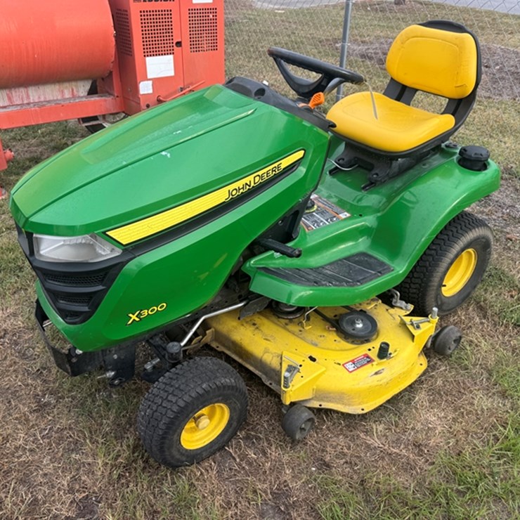 JOHN DEERE X300