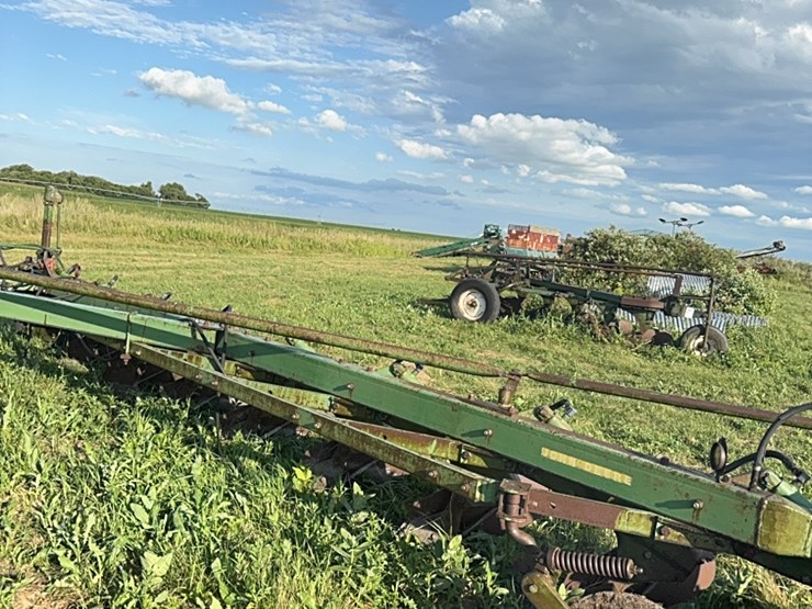 8-bottom-jd-plow,-hydraulic-shares-image-3