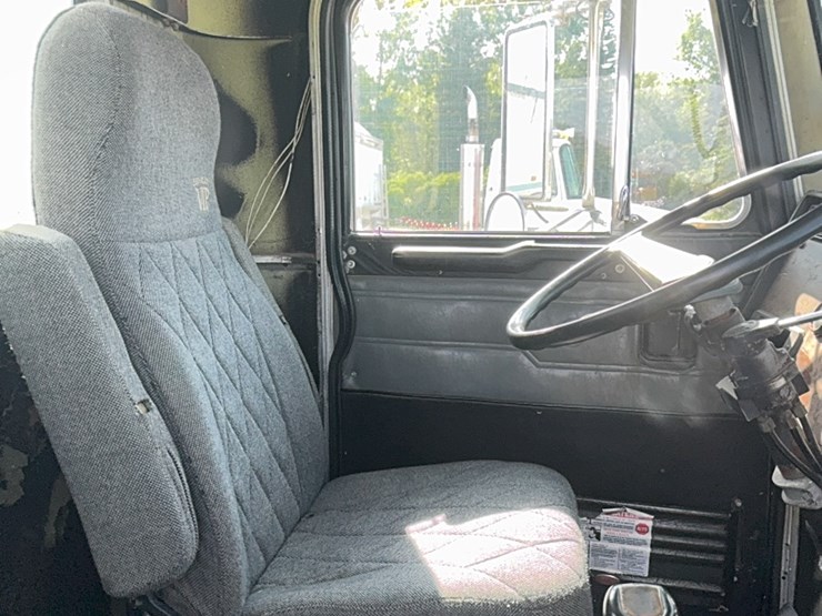1988-peterbuilt-day-cab-semi,-300-hp-cat,-9-speed,-showing-650,544-image-14