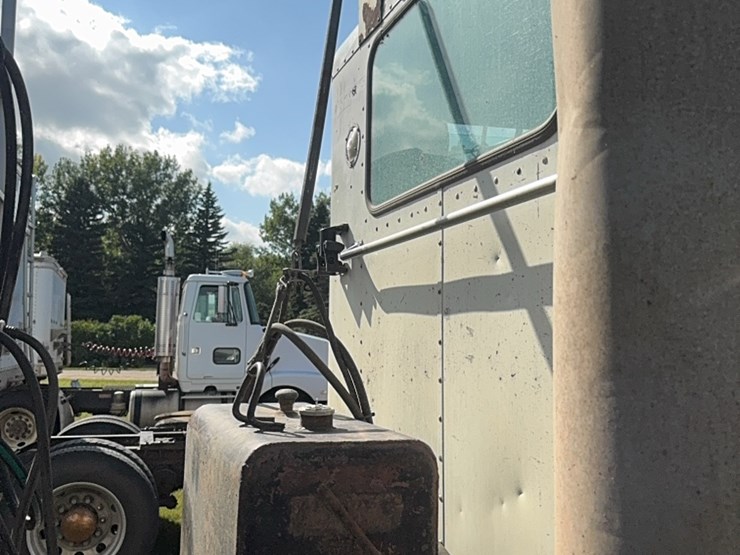1988-peterbuilt-day-cab-semi,-300-hp-cat,-9-speed,-showing-650,544-image-6
