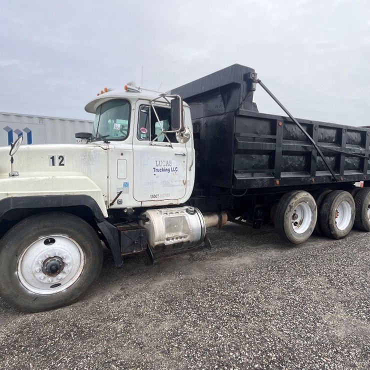 2001 Mack RD Dump Truck