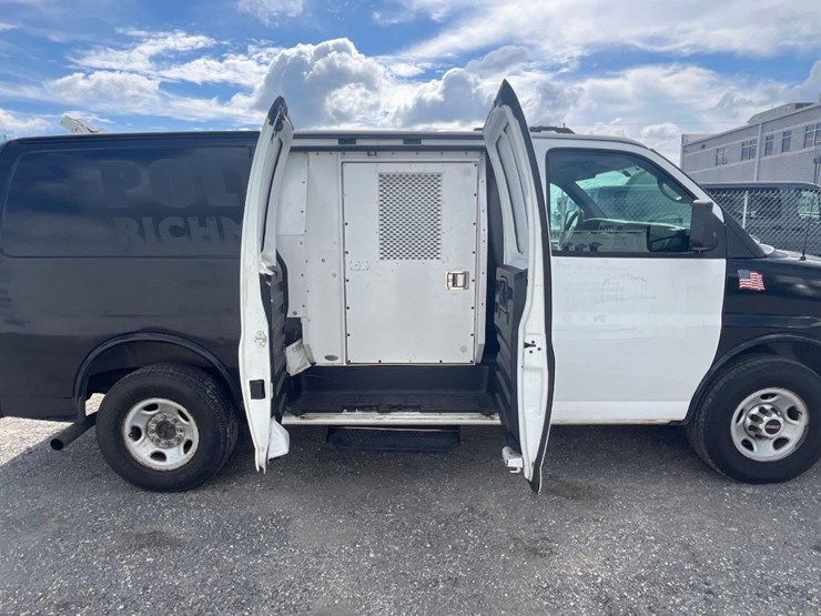 2013-gmc-savanna-van-image-12