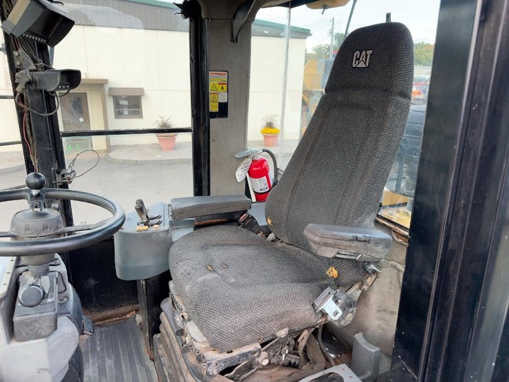 2011-caterpillar-938h-image-21