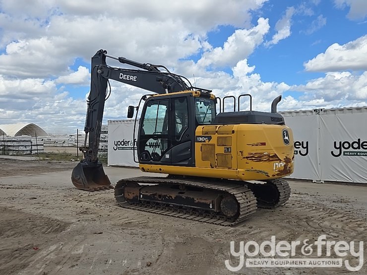 2022-deere-130g-image-3