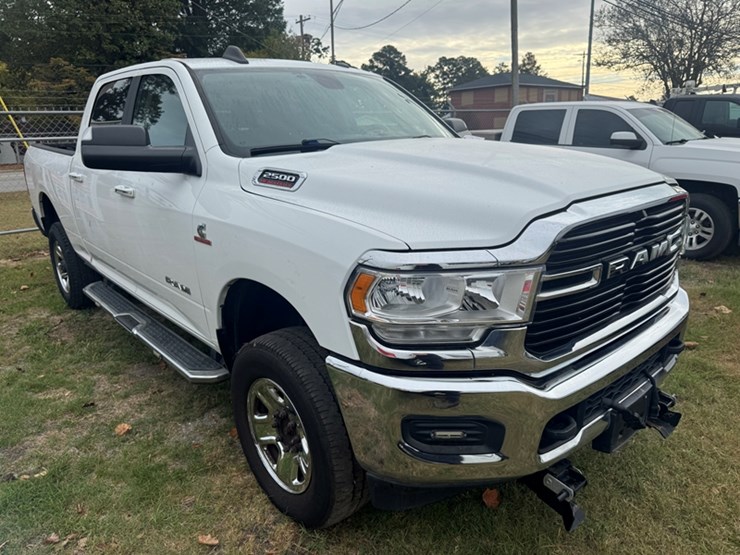2019-ram-2500-big-horn-image-2