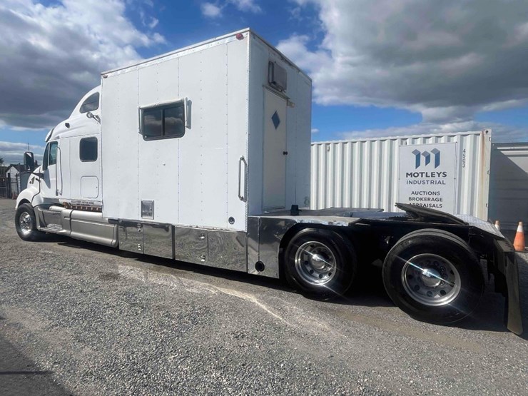 2001-peterbilt-387-image-2