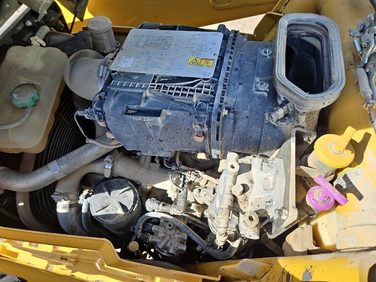 2022-caterpillar-440-image-24