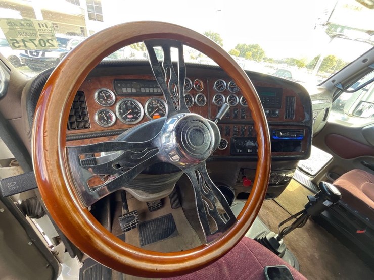 2001-peterbilt-387-image-7