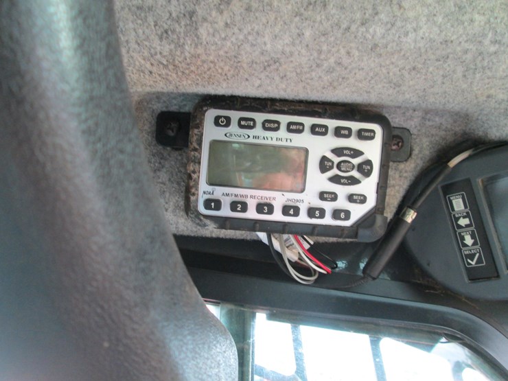 deere-323e-image-24