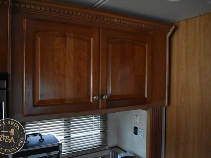 2006-thor-motor-coach-mandalay-40e-38083-image-62