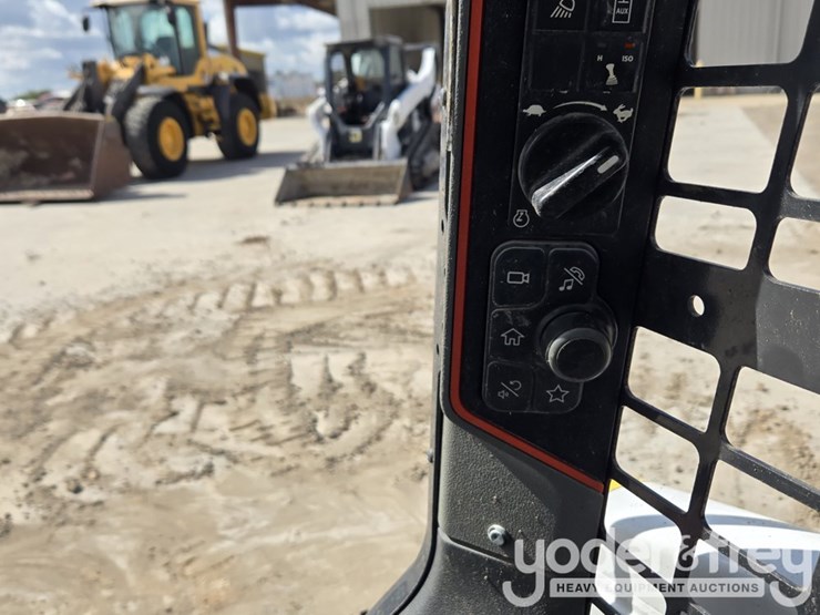 2022-bobcat-t64-image-46