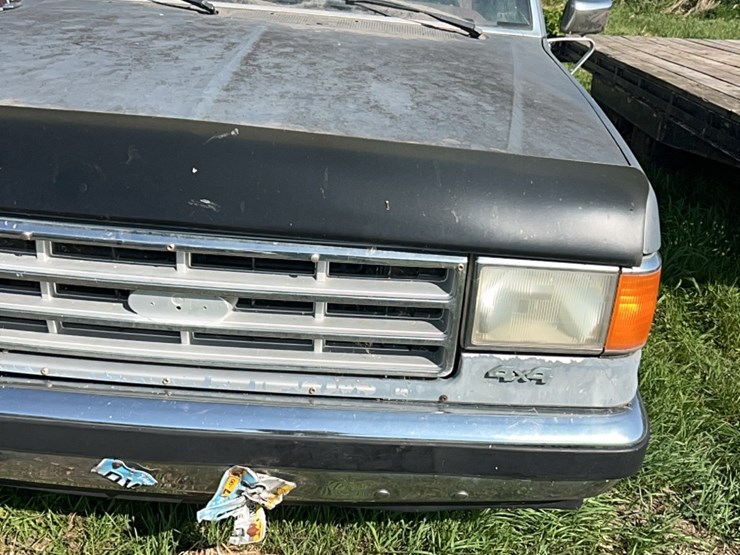 1987-ford-xlt-half-ton-lariat-four-wheel-drive-pick-up,-six-cylinder-gas,-lockouts,-believed-to-run,-didn’t-try-starting-it-image-4