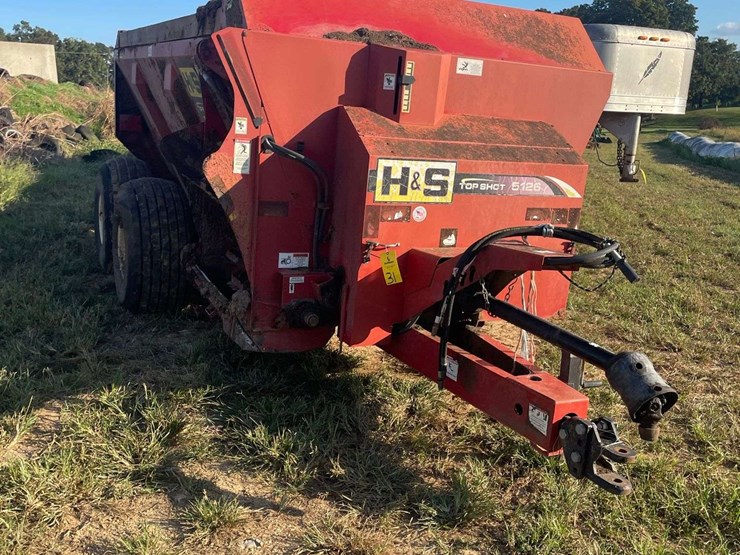 h&s-topshot-5126-side-discharge-manure-spreader-image-4