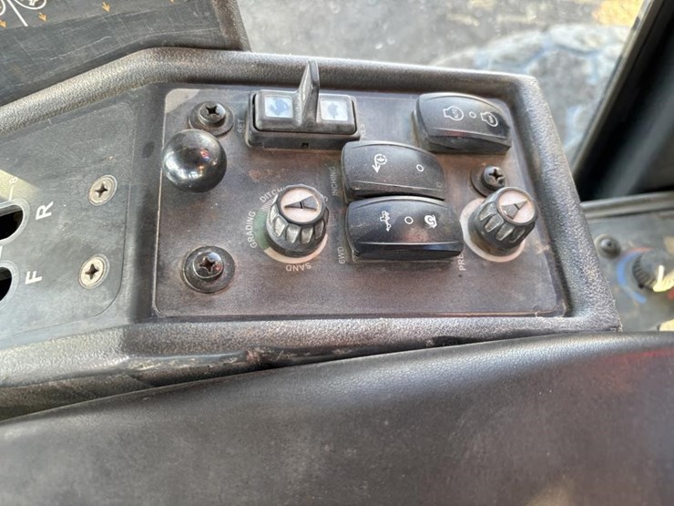 2011-deere-872gp-image-48