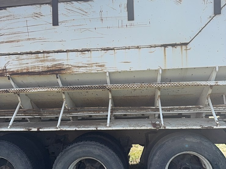 international-tri-axle-truck,-model-2200,--live-bottom,-detroit-diesel,-9-speed-manual,-roll-tarp-image-6