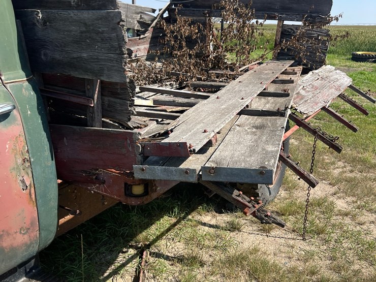 old-truck-from-early-50’s,-not-running-image-17