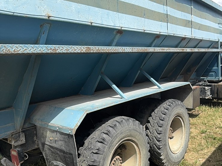 gmc-tandem-twin-screw-grain-truck,-live-bottom-box,-fuel-pincher-detroit-diesel,-tilt-back-hood,-5-speed-with-hi/lo-image-17
