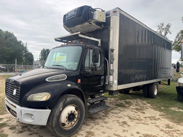 2007-freightliner-m2-business-class-straight-truc,-carrier-refrigerated-box,-6-speed-manual-trans,-image-1