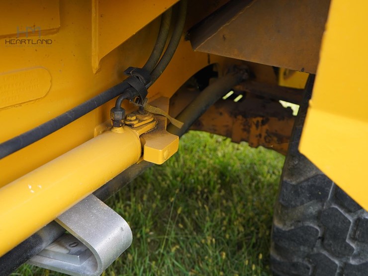 2010-deere-244j-image-29