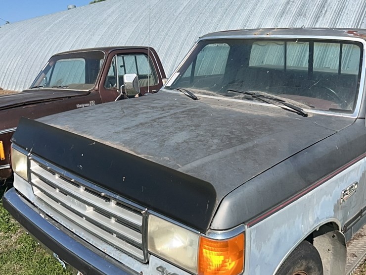 1987-ford-xlt-half-ton-lariat-four-wheel-drive-pick-up,-six-cylinder-gas,-lockouts,-believed-to-run,-didn’t-try-starting-it-image-7
