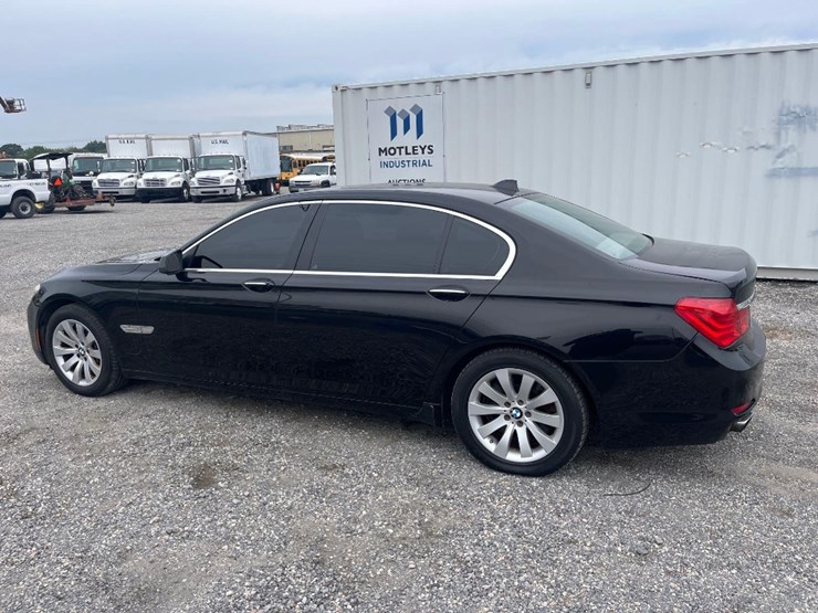 2011-bmw-7-series-750-li-sedan-image-2